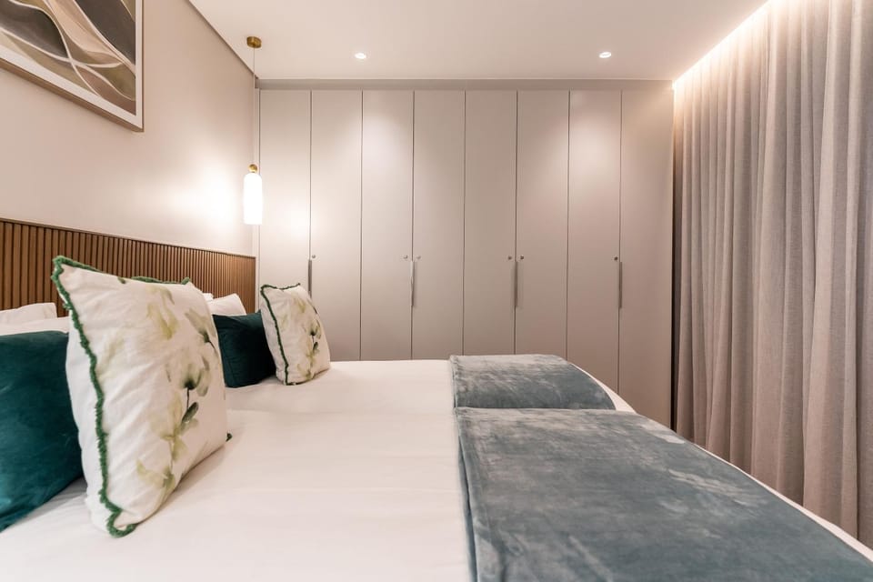 Ocean Views, Sleeps 15, Modern - Lisburn on Clifton Villa Villa in Cape Town