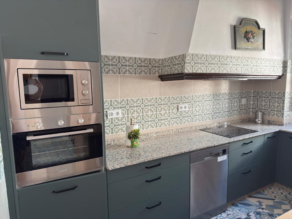 Kitchen or kitchenette, dishwasher, oven, stove
