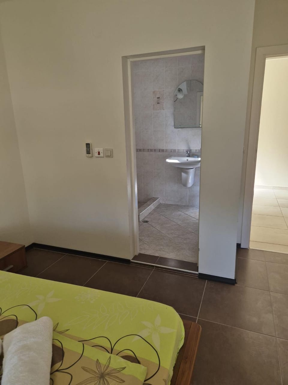 Shower, Toilet, Bed, Bathroom, Photo of the whole room, Bedroom, towels
