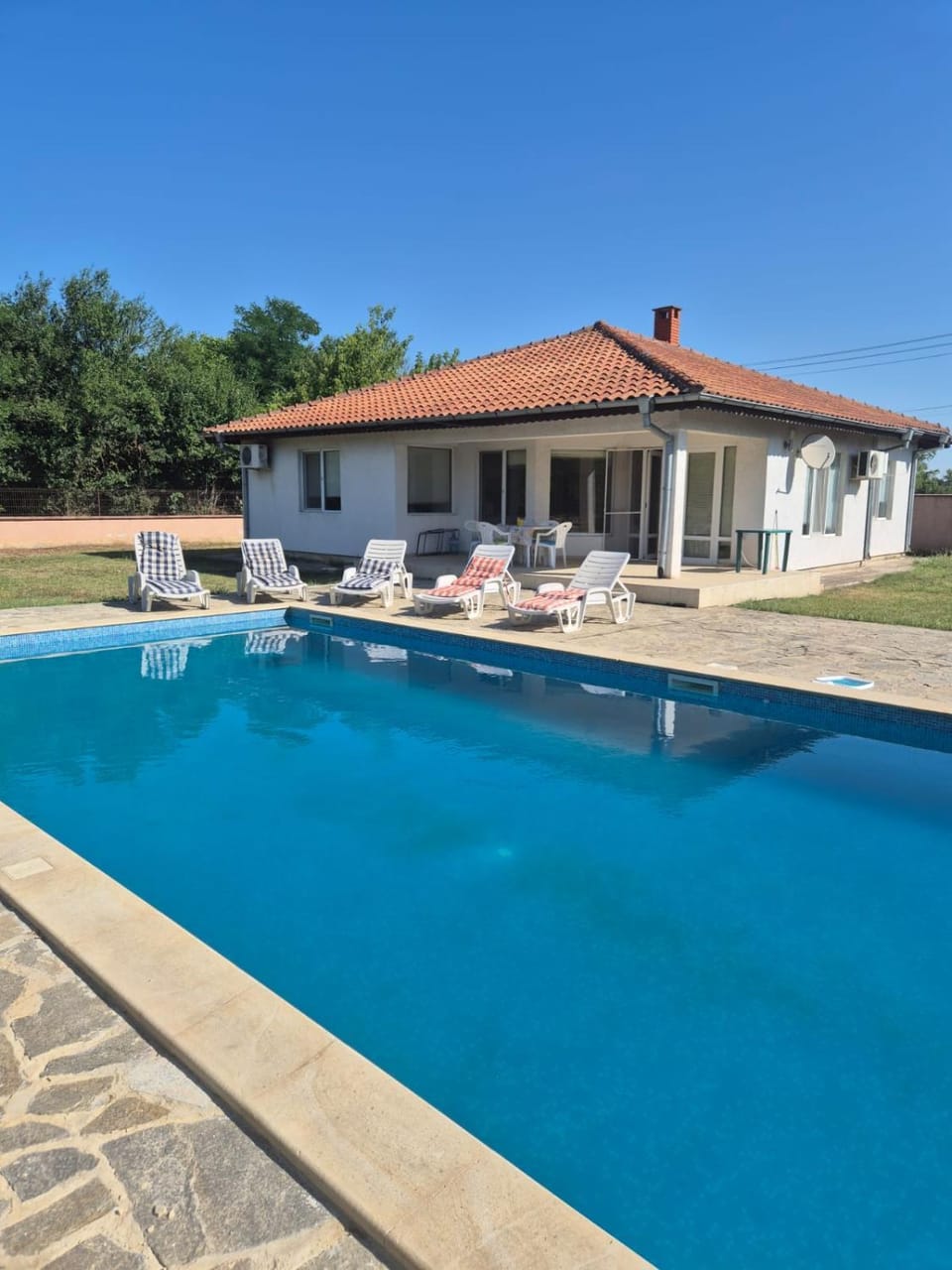 Property building, Day, Garden, Pool view, Swimming pool, Swimming pool, sunbed