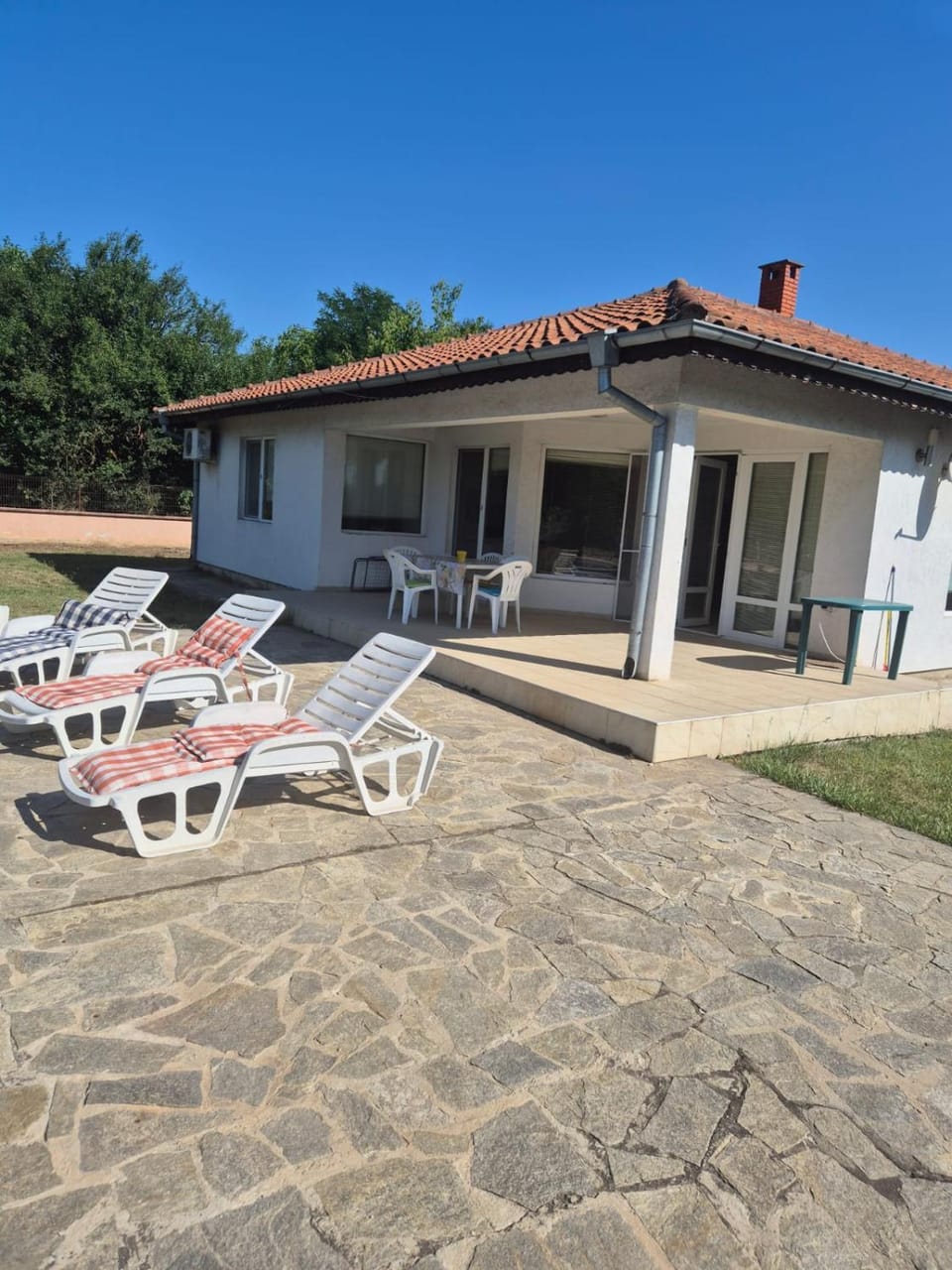 Property building, Patio, Day, Garden, Dining area, sunbed