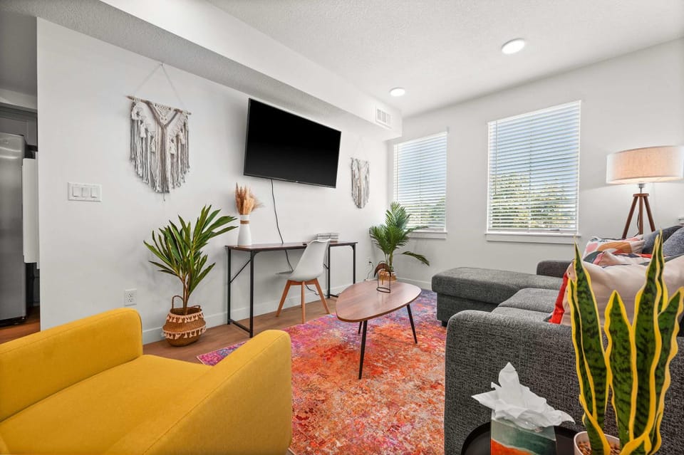 Boho Vibe Townhome King Bed Garage SLC House in Salt Lake City
