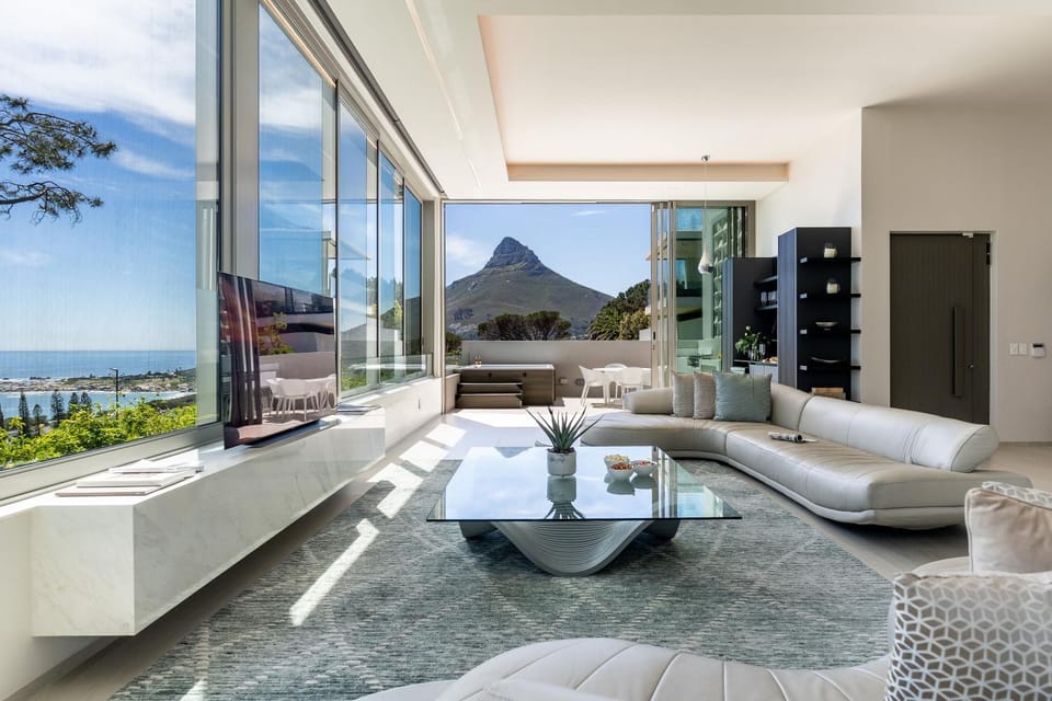 The Glasshouse - Camps Bay, Jacuzzi, 180 Degree Views, Luxurious House in Camps Bay