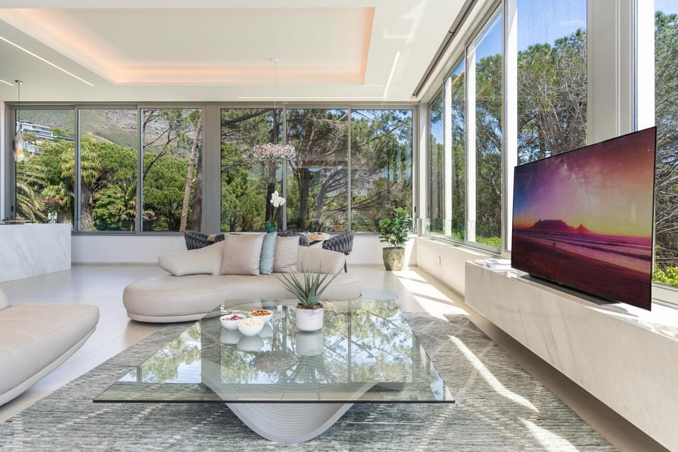 The Glasshouse - Camps Bay, Jacuzzi, 180 Degree Views, Luxurious House in Camps Bay