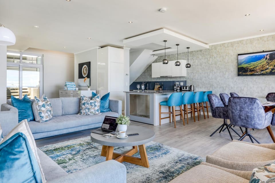 5 min walk to beach, Rooftop deck, Ocean Views, 2 Pools, Sleeps 12 - Houghton Villa Camps Bay Villa in Camps Bay