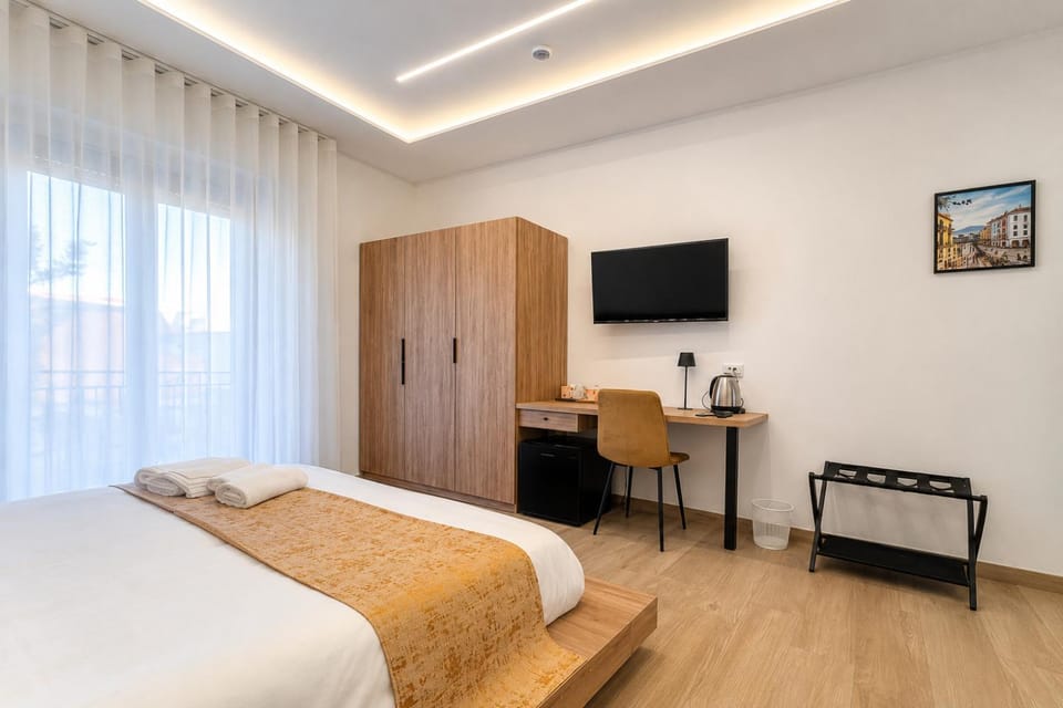 Bed, TV and multimedia, Photo of the whole room, Bedroom, wardrobe