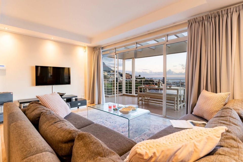 Sunset Azure Penthouse - Panoramic Views PVT Pool Apartment in Camps Bay