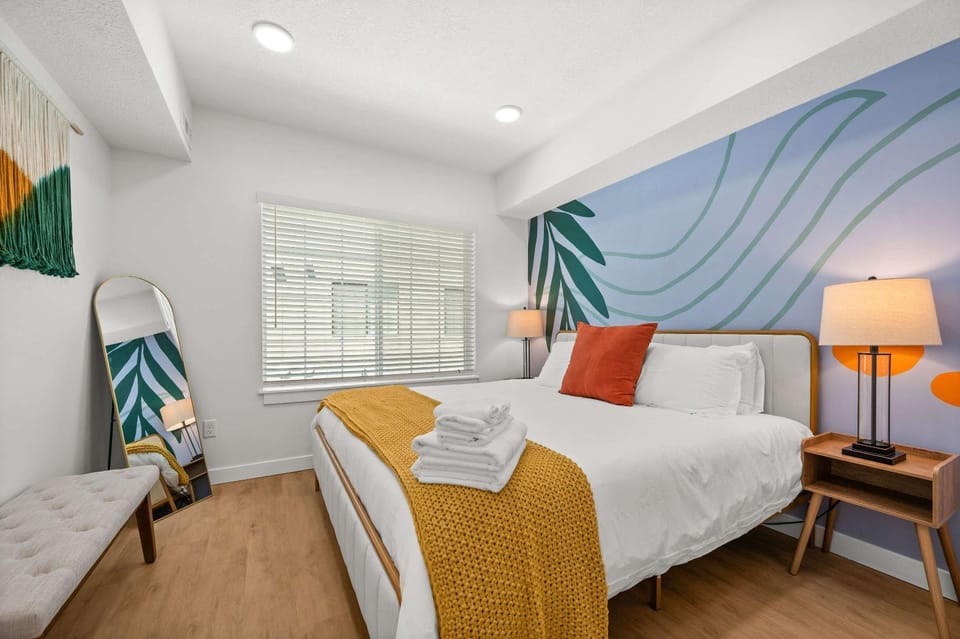 Boho 2BR Townhome King 2-Car Garage SLC House in Salt Lake City