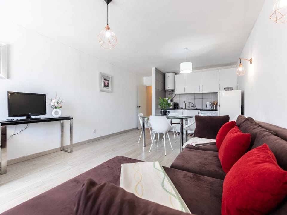 TV and multimedia, Kitchen or kitchenette, Living room, Seating area, Dining area