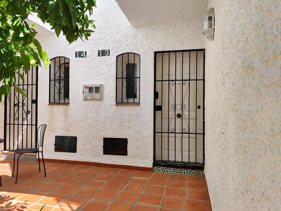Property building, Facade/entrance, Off site