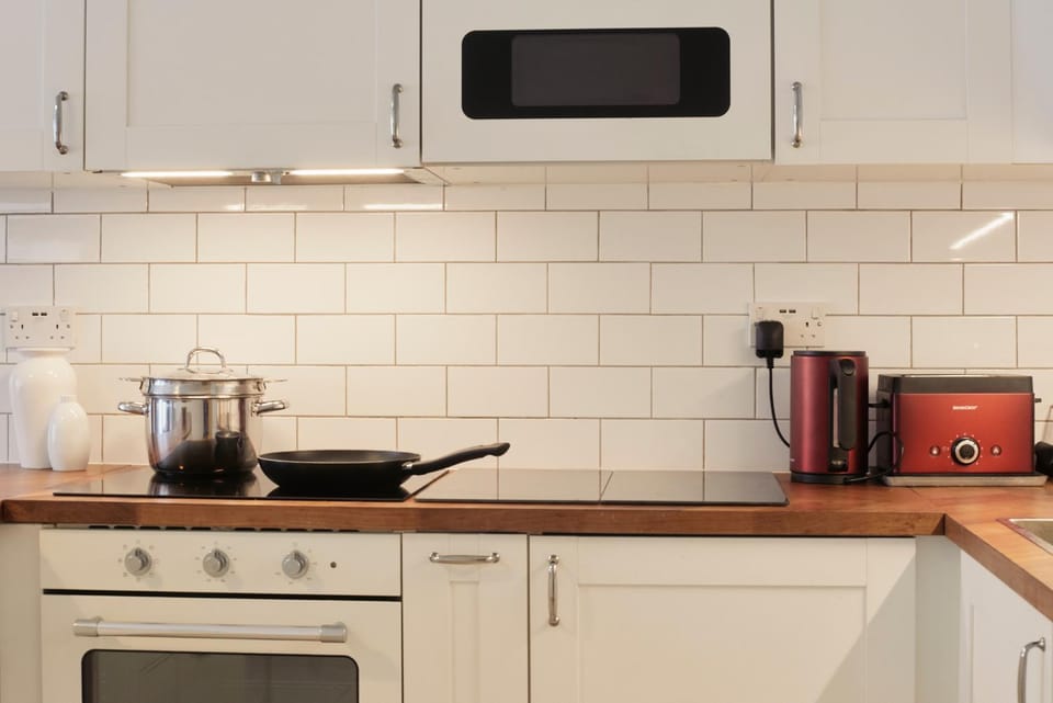 Coffee/tea facilities, Kitchen or kitchenette, dishwasher, oven, stove, toaster