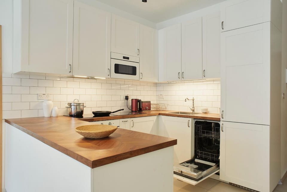 Coffee/tea facilities, Kitchen or kitchenette, dishwasher, oven, stove, toaster