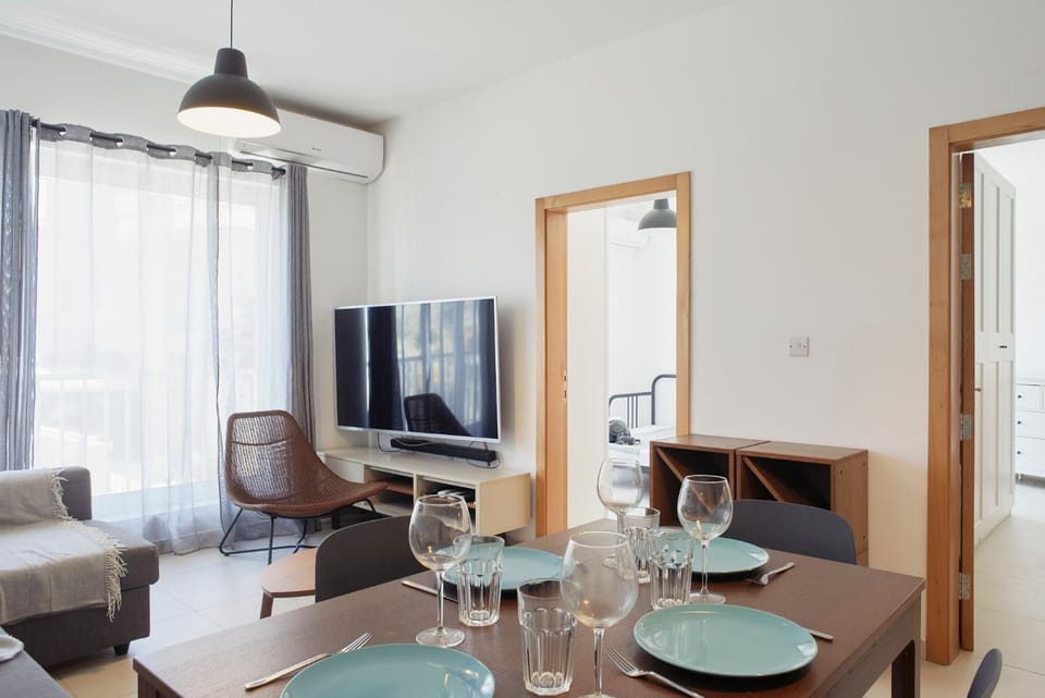 Communal lounge/ TV room, TV and multimedia, Living room, Seating area, Dining area