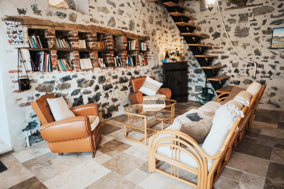 Communal lounge/ TV room, Library, Living room, Seating area