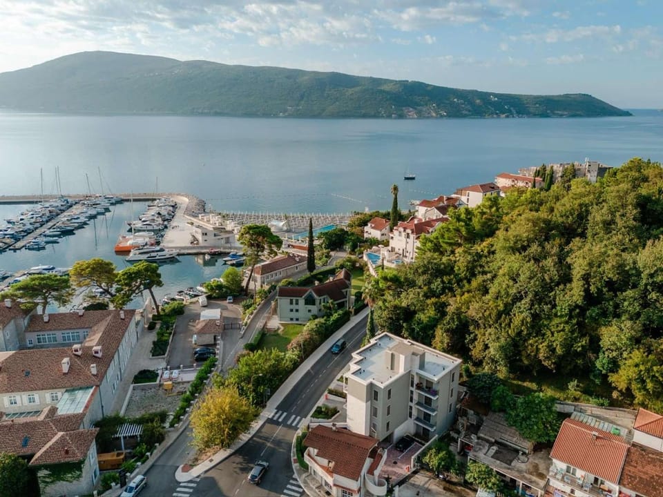 Property building, Nearby landmark, Neighbourhood, Natural landscape, Bird's eye view, Location