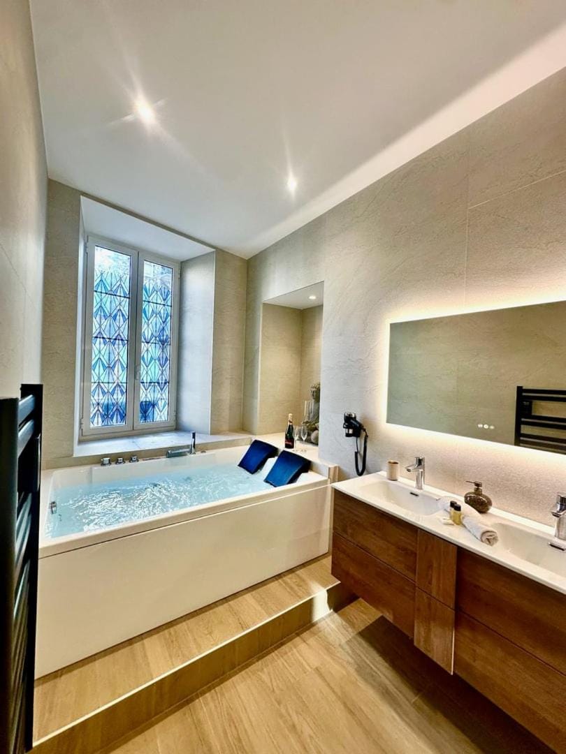 Hot Tub, Bathroom