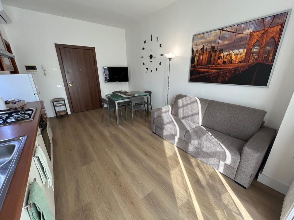 TV and multimedia, Kitchen or kitchenette, Living room, Seating area, Dining area