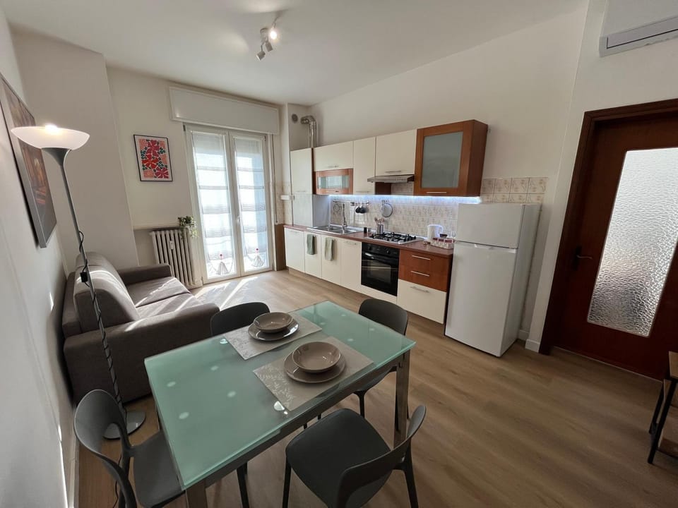 Kitchen or kitchenette, Living room, Seating area, Dining area, oven, pet friendly, stove, air conditioner