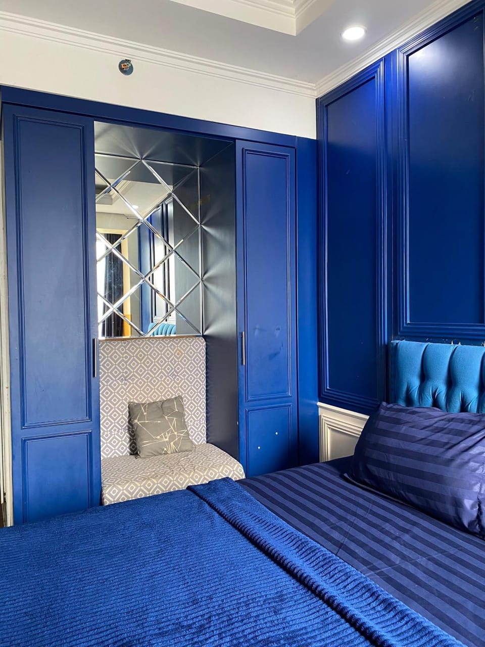Bed, Living room, Photo of the whole room, Seating area, Bedroom