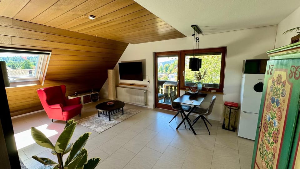 TV and multimedia, Living room, Seating area, Dining area