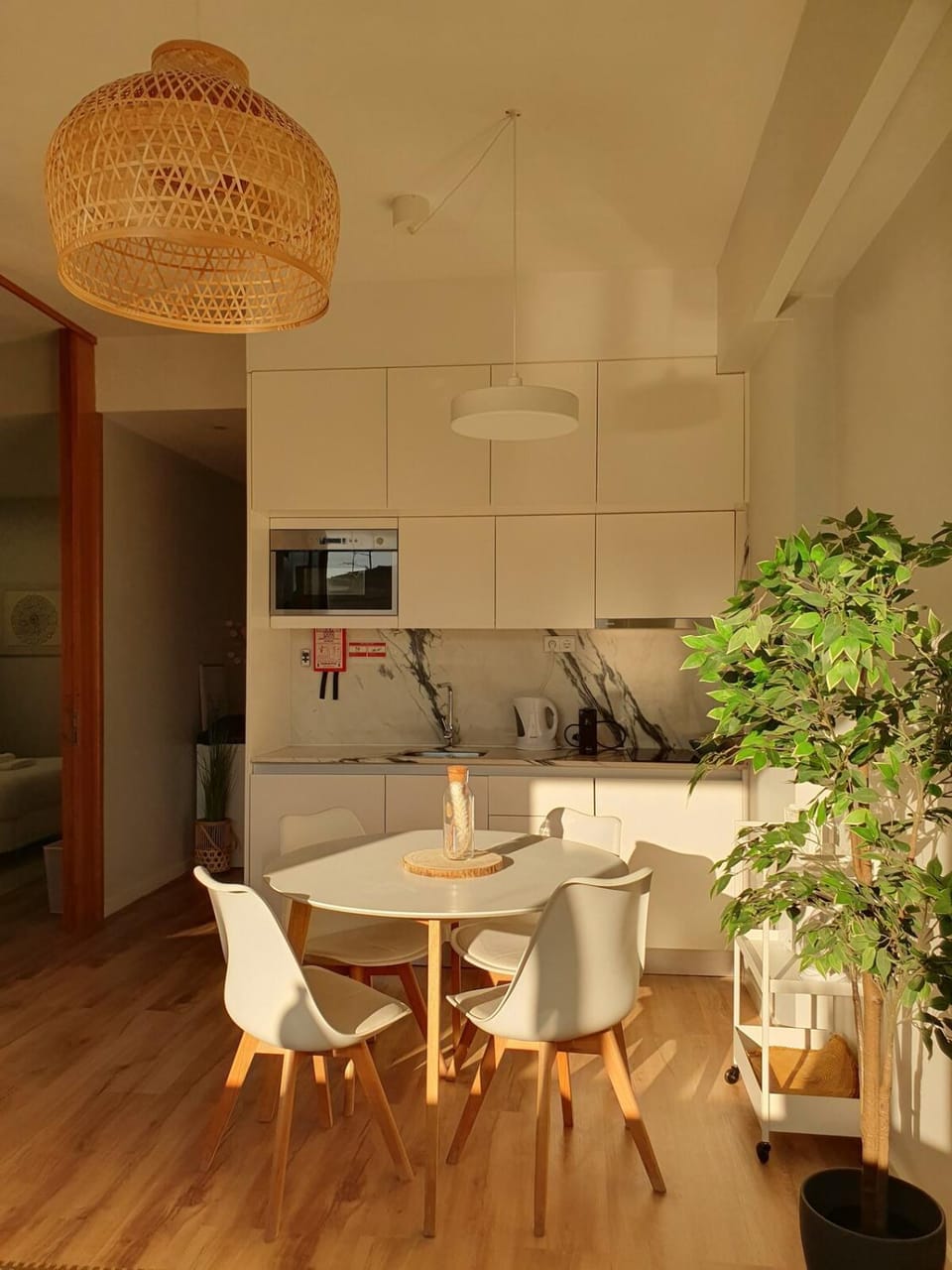 Kitchen or kitchenette, Dining area