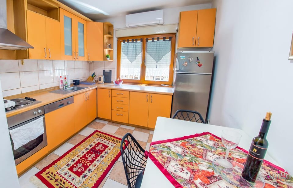 Kitchen or kitchenette, Dining area, dishwasher, oven, stove