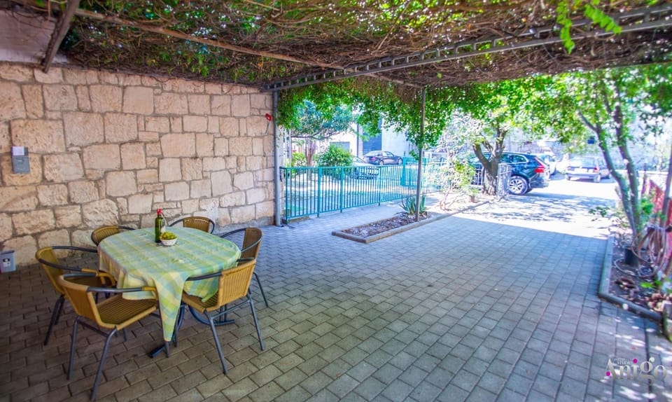 Patio, Garden, Dining area, Parking