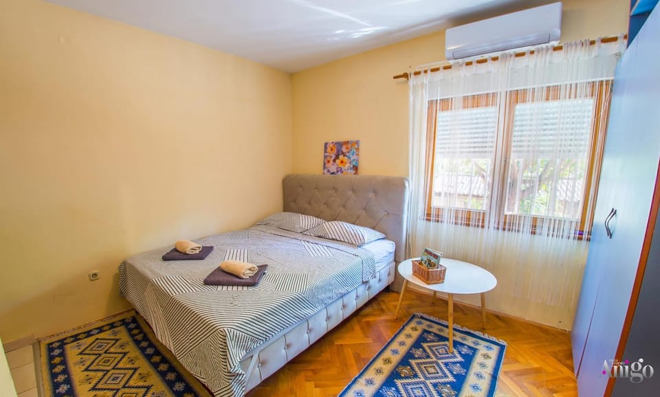Bed, Bedroom, towels, air conditioner