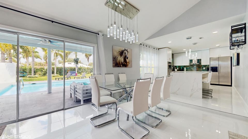 Kitchen or kitchenette, Dining area, Swimming pool