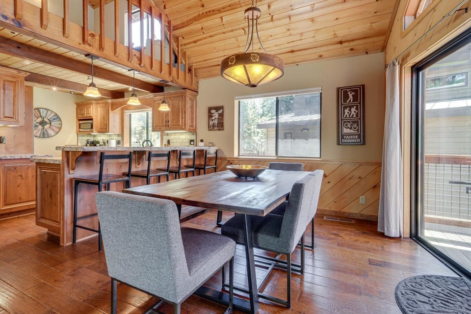 1 Mi to Tahoe Donner Skiing: Luxe Truckee Cabin! Cabin in Truckee