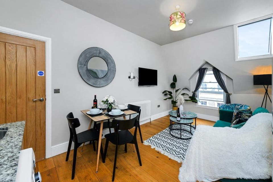 1-BR City Centre Flat – Steps from Market Square Apartment in Nottingham