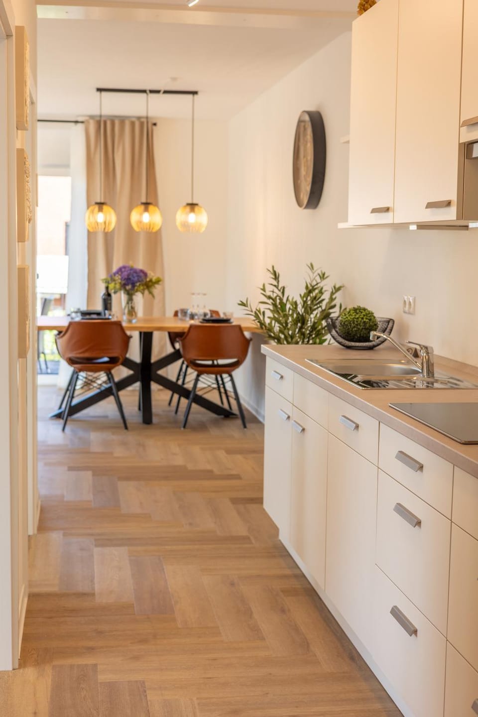 Kitchen or kitchenette, Dining area
