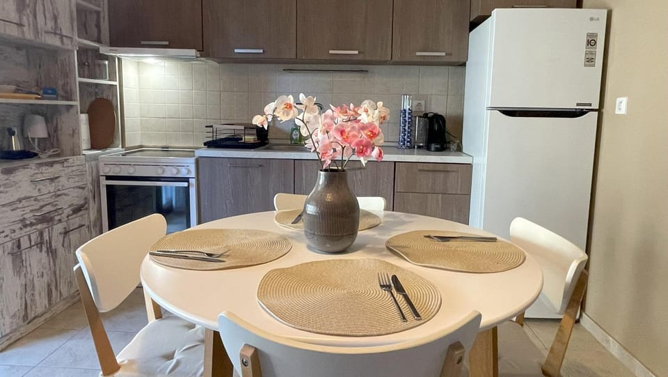 Coffee/tea facilities, Kitchen or kitchenette, Dining area, dishwasher, stove