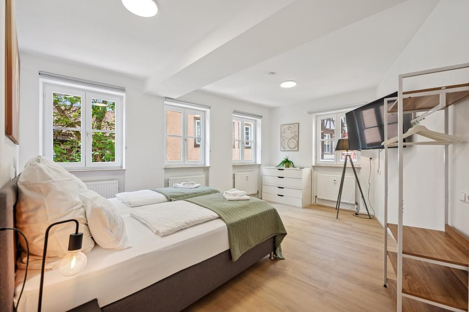 Bed, TV and multimedia, Photo of the whole room, Seating area, Bedroom