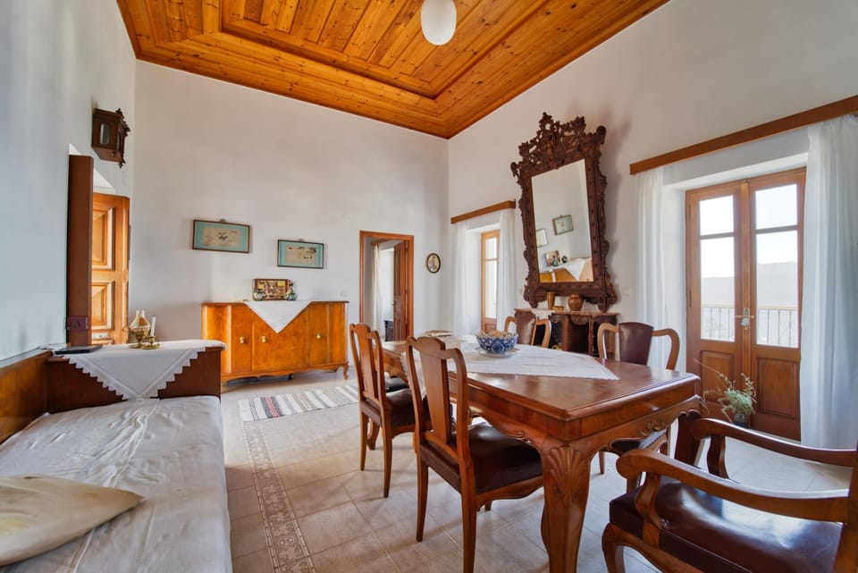 Bed, Living room, Photo of the whole room, Seating area, Dining area, Bedroom