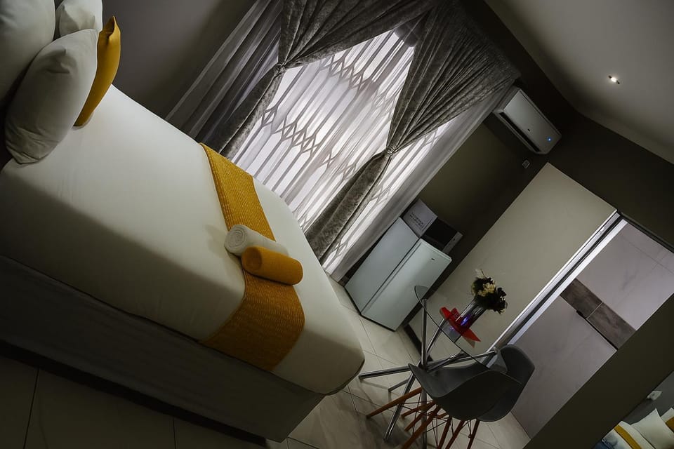 Bed, TV and multimedia, Photo of the whole room, Seating area, Bedroom, wardrobe, air conditioner
