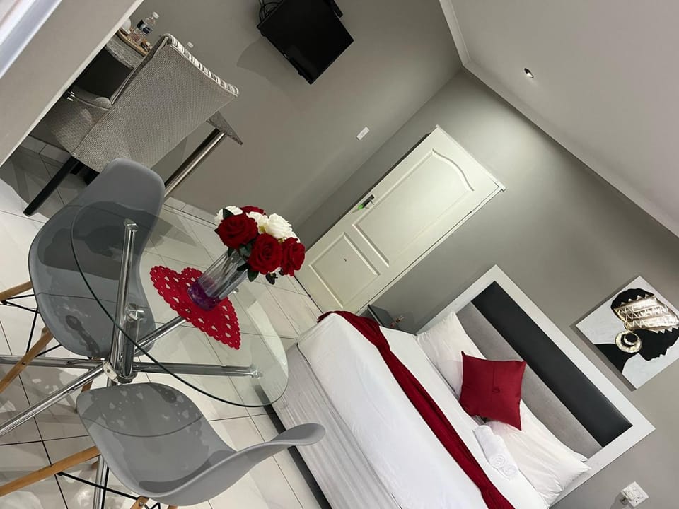 Bed, TV and multimedia, Photo of the whole room, Seating area, Dining area, Bedroom