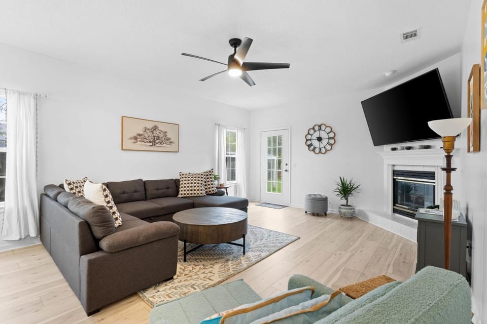 TV and multimedia, Living room, Seating area, fireplace