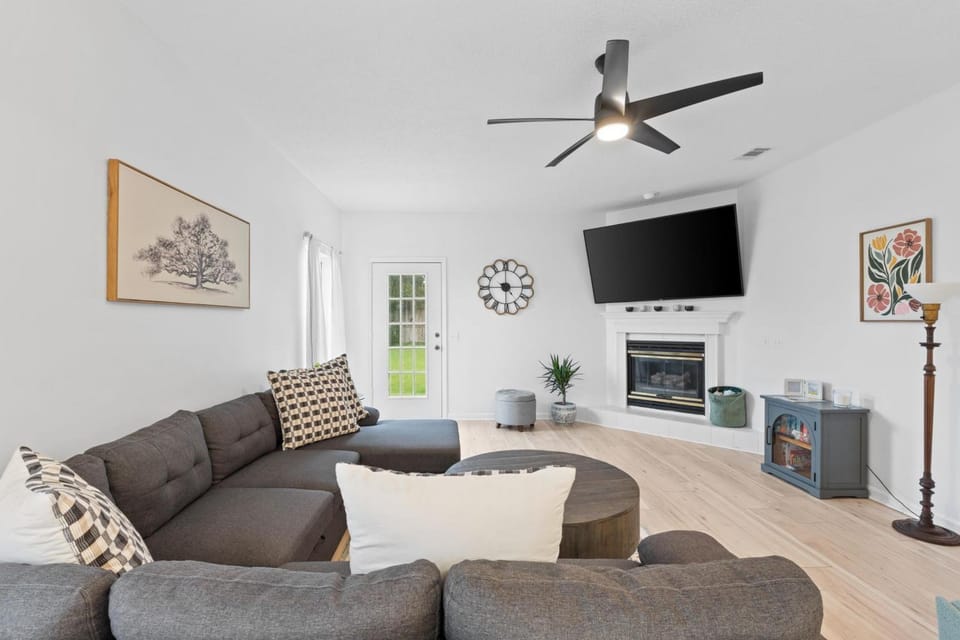 TV and multimedia, Living room, Decorative detail, Seating area, fireplace