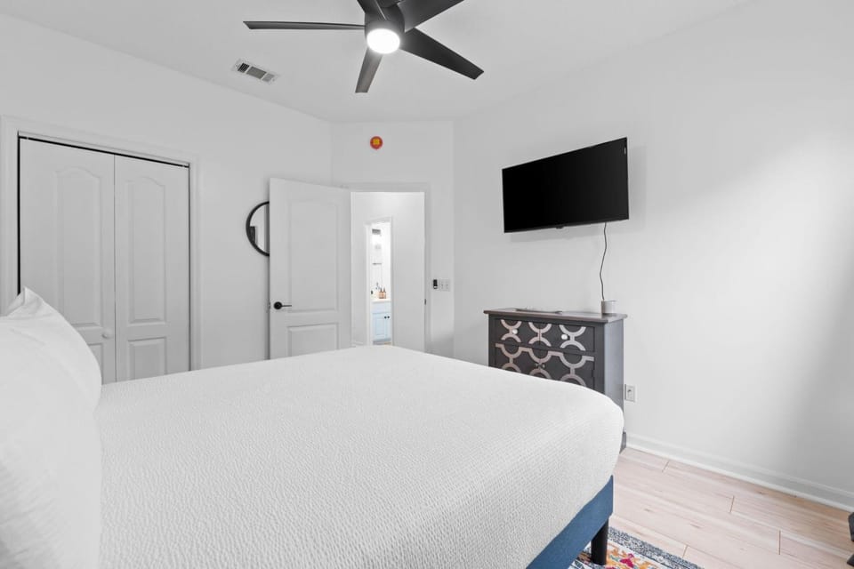 Bed, TV and multimedia, Bedroom, wardrobe