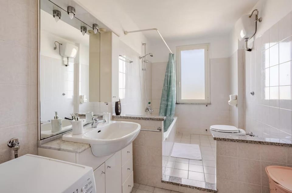 Shower, Toilet, Bathroom, Bath, towels