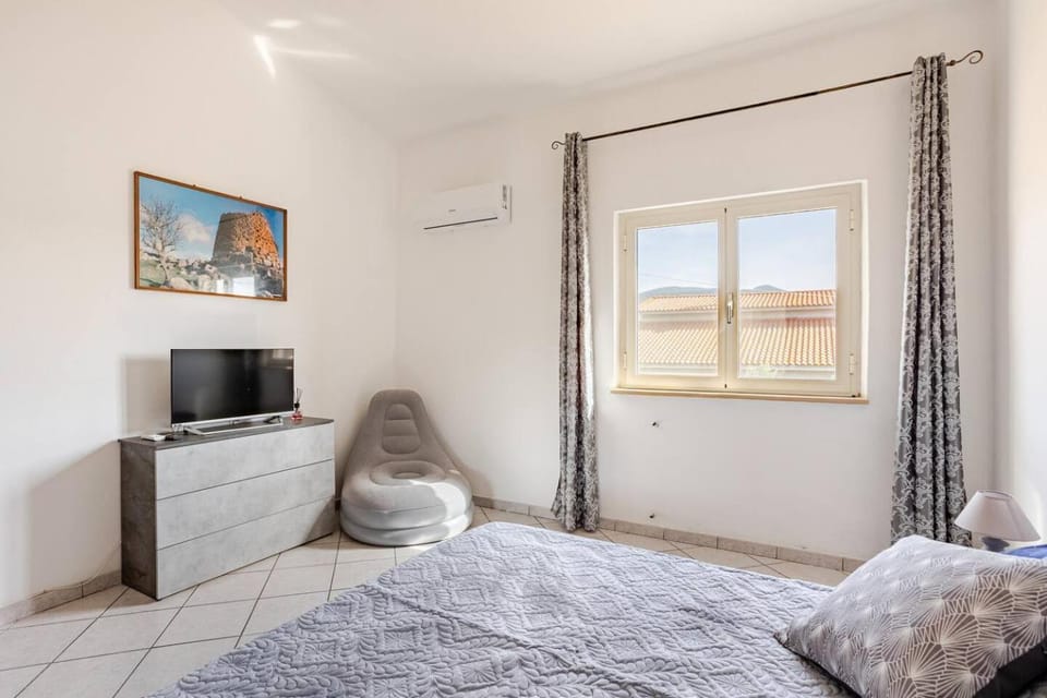 Bed, TV and multimedia, Photo of the whole room, Evening entertainment, Bedroom