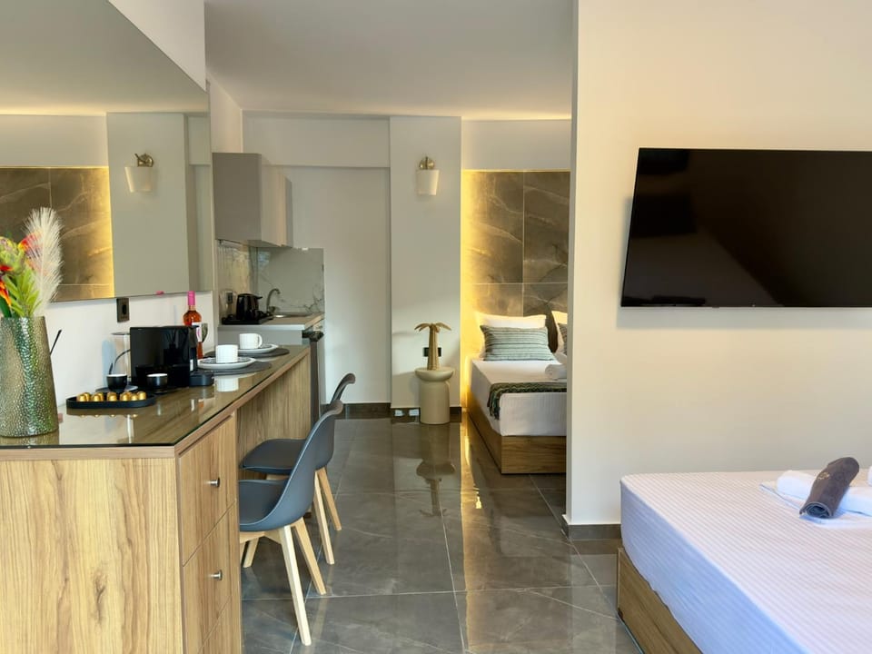 Bed, TV and multimedia, Coffee/tea facilities, Kitchen or kitchenette, Photo of the whole room, Dining area, Bedroom