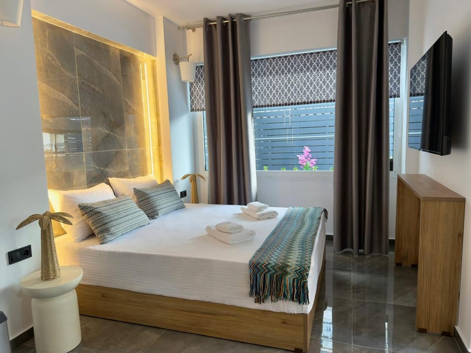 Bed, TV and multimedia, Photo of the whole room, Bedroom, towels