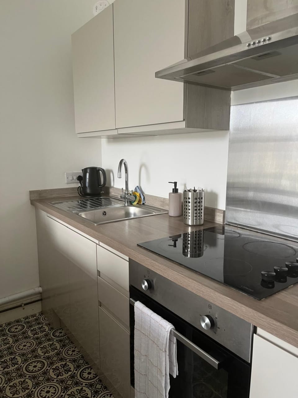 Coffee/tea facilities, stove, toaster