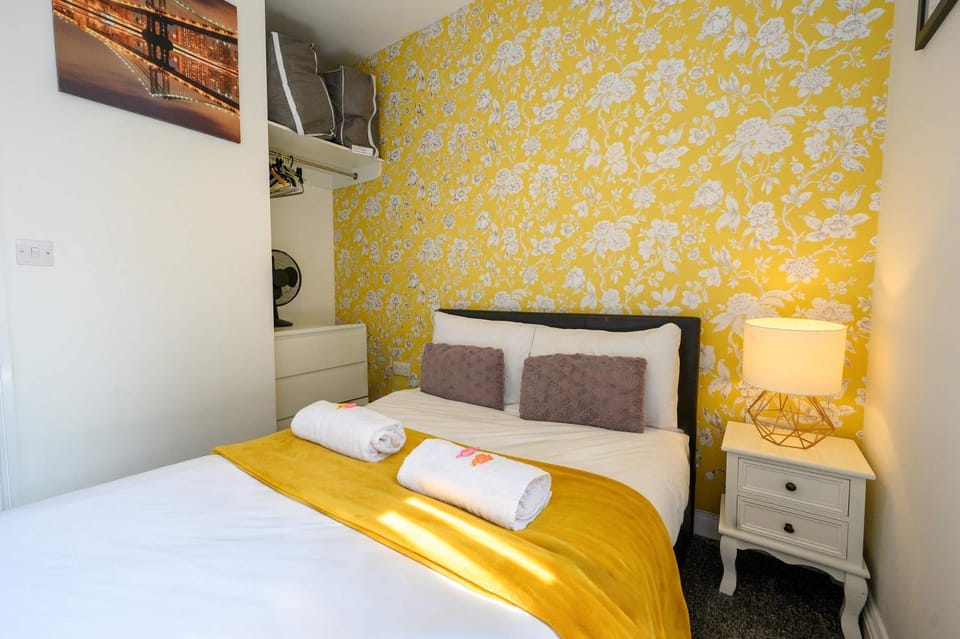 Bed, Photo of the whole room, Bedroom, towels