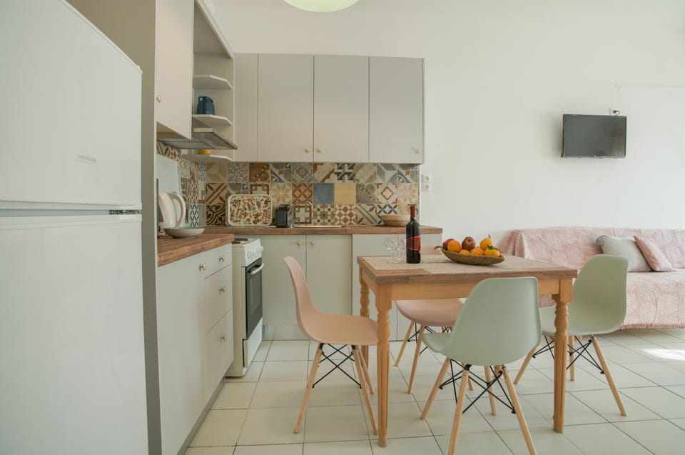 Kitchen or kitchenette, Dining area, oven
