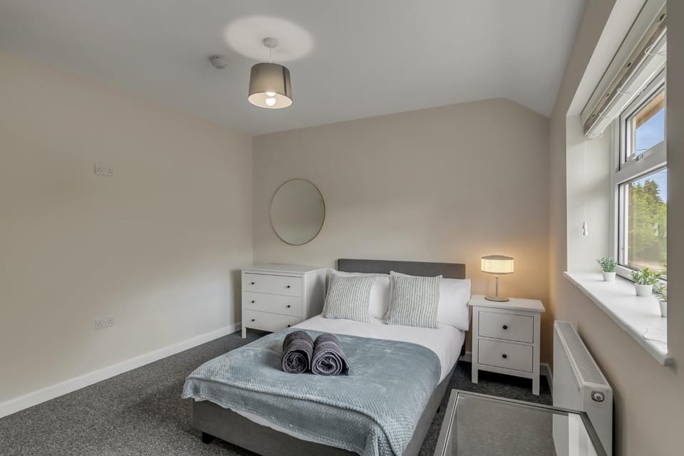 6 BR Home Sleeps 12 4 Bathrooms with Garden House in Norwich