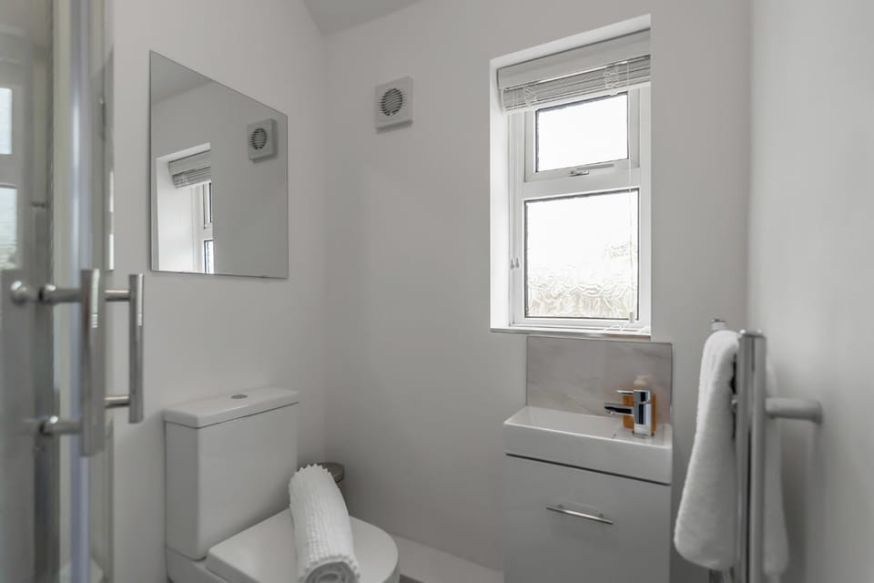 6 BR Home Sleeps 12 4 Bathrooms with Garden House in Norwich