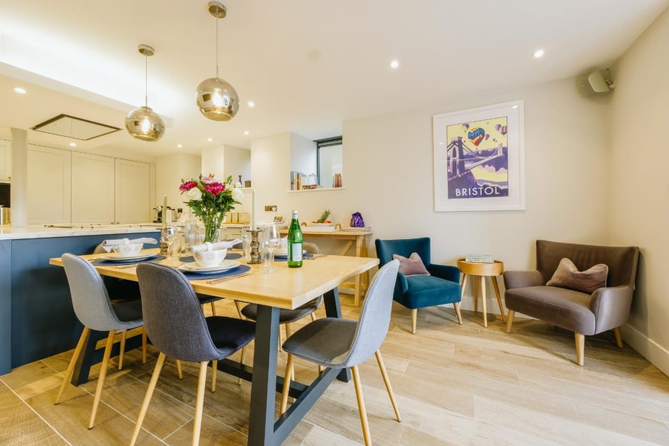Kitchen or kitchenette, Seating area, Dining area